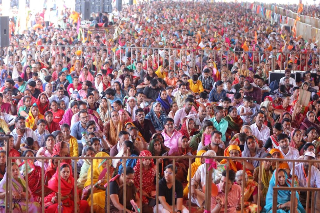 पंडित प्रदीप मिश्रा का दरबार, कथा के लिए ये हैं खास इंतजाम, तीन लाख से अधिक श्रद्धालुओं के बैठने का इंतजाम