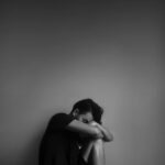 Depression के लक्षण हल्के से लेकर गंभीर तक भिन्न हो सकते हैं और प्रत्येक व्यक्ति में अलग-अलग दिखाई दे सकते हैं।