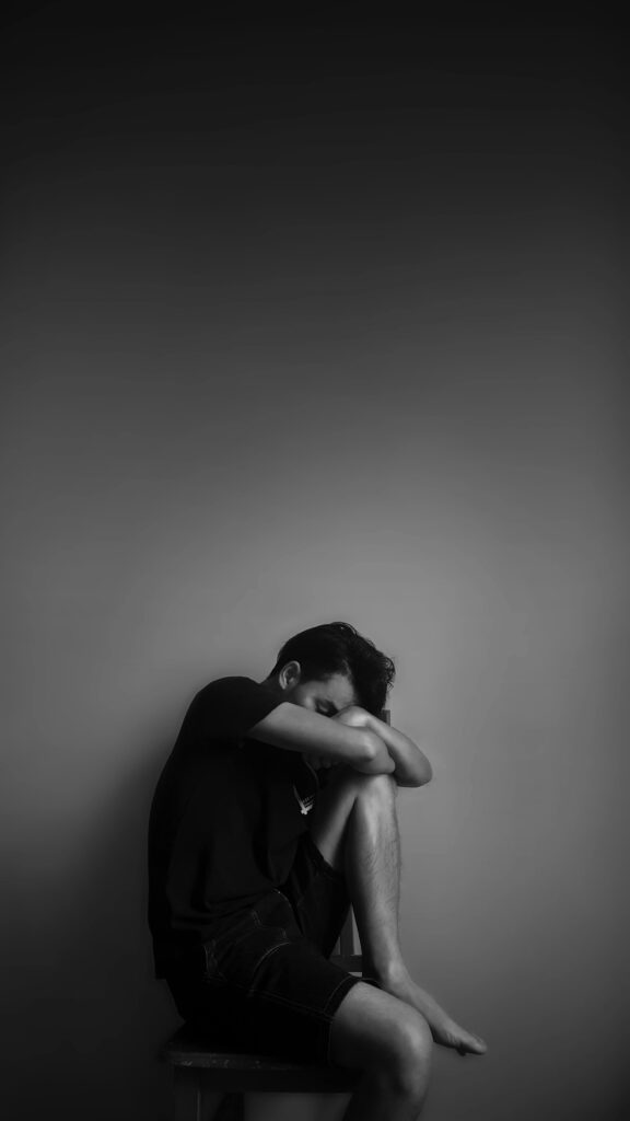 Depression के लक्षण हल्के से लेकर गंभीर तक भिन्न हो सकते हैं और प्रत्येक व्यक्ति में अलग-अलग दिखाई दे सकते हैं।