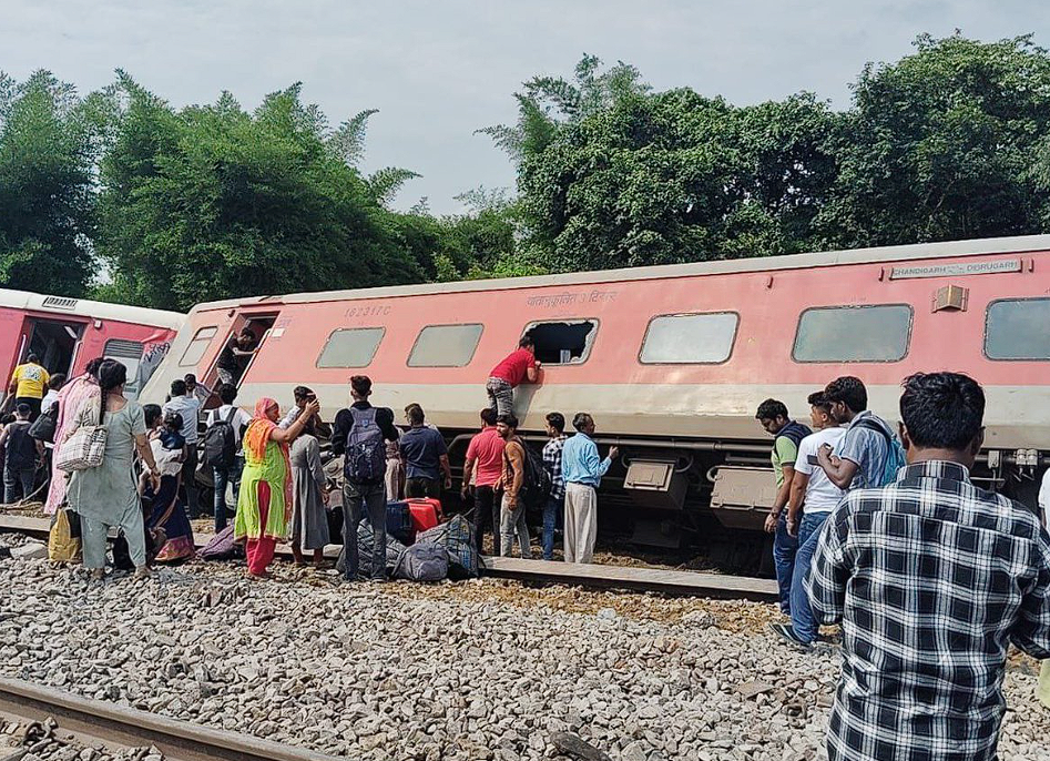 यूपी के गोंडा:पंजाब से डिब्रूगढ़ जा रही ट्रेन भयानक हादसा..