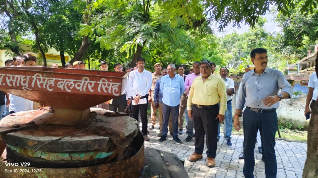 Hardoi: जिलाधिकारी ने तहसील परिसर का किया निरीक्षक 15 दिनो मैं व्यवस्था दुरुस्त कराने का दिया अल्टीमेटम