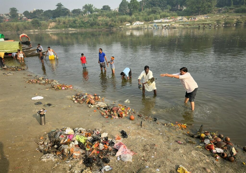 Sultanpur: ना करें नदियों का नुकसान गोमती मित्रों ने किया निवेदन करके श्रमदान